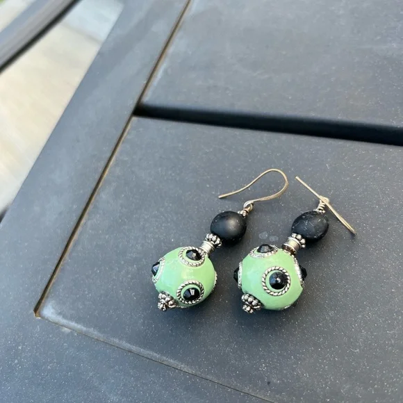 Unique green and black hook earrings - Picture 1 of 3